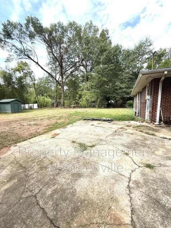 Taylors House: 205 W Lee Rd