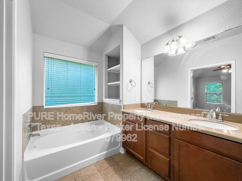 Round Rock House: 4235 Fairmeadow Dr