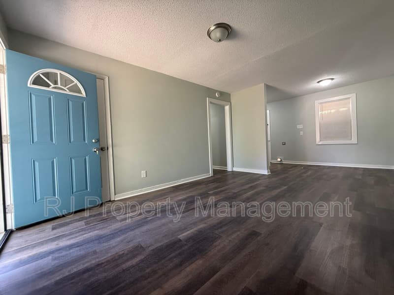 Memphis House: 307 W Peebles Rd