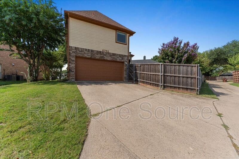 Plano House: 6752 Macintosh Drive
