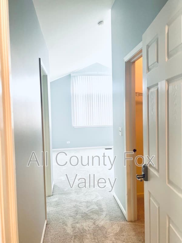 Hoffman Estates Townhome: 6090 Halloran Lane