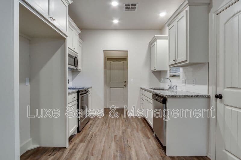 Edmond House: 437 Chalk Hill Ct