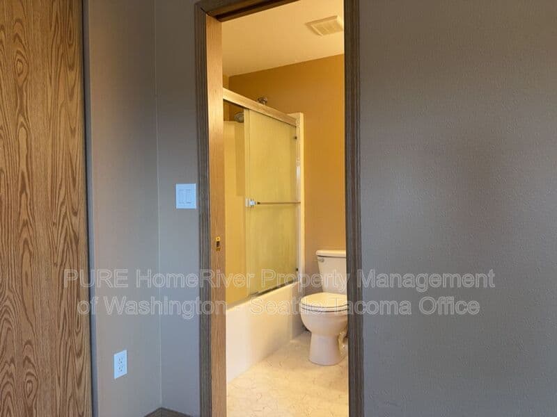 Tacoma House: 126 131st St E