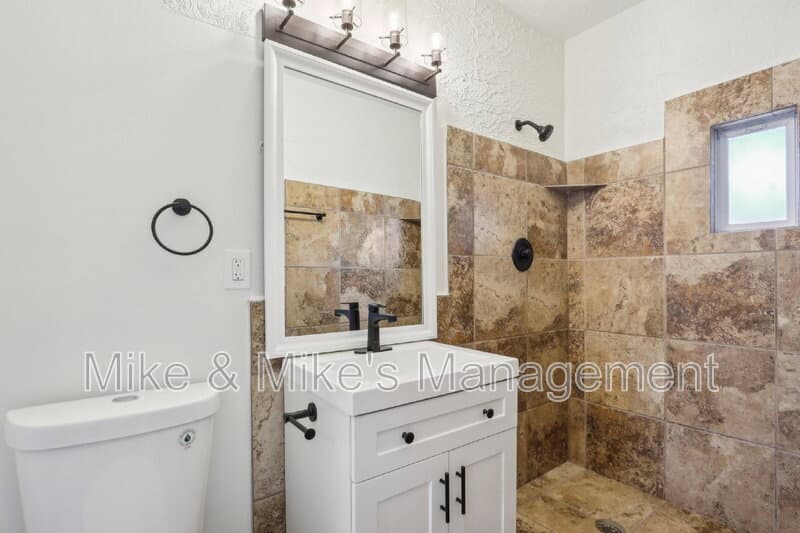 Milwaukee Condo: 506 E Linus St Uppr REAR
