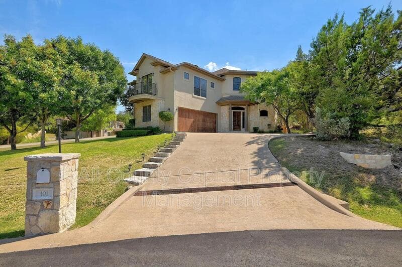Lakeway House: 101 Cheerful Court