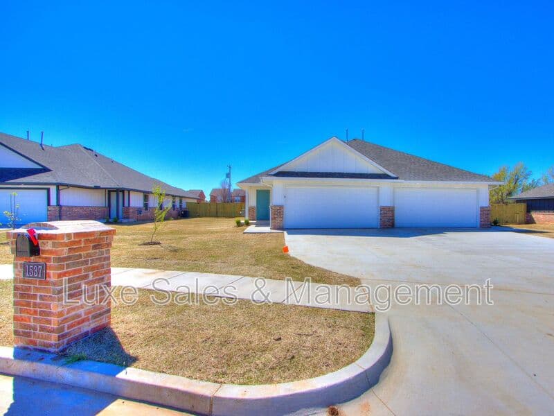 El Reno House: 1515 Pavy Parkway