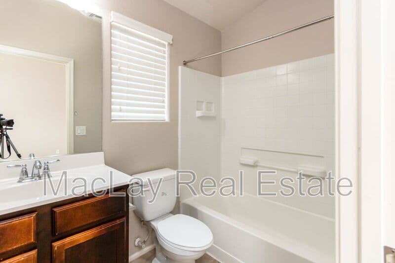 Glendale House: 7265 W Glenn Dr