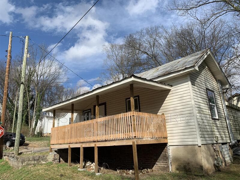 Athens House: 311 North Hill Street