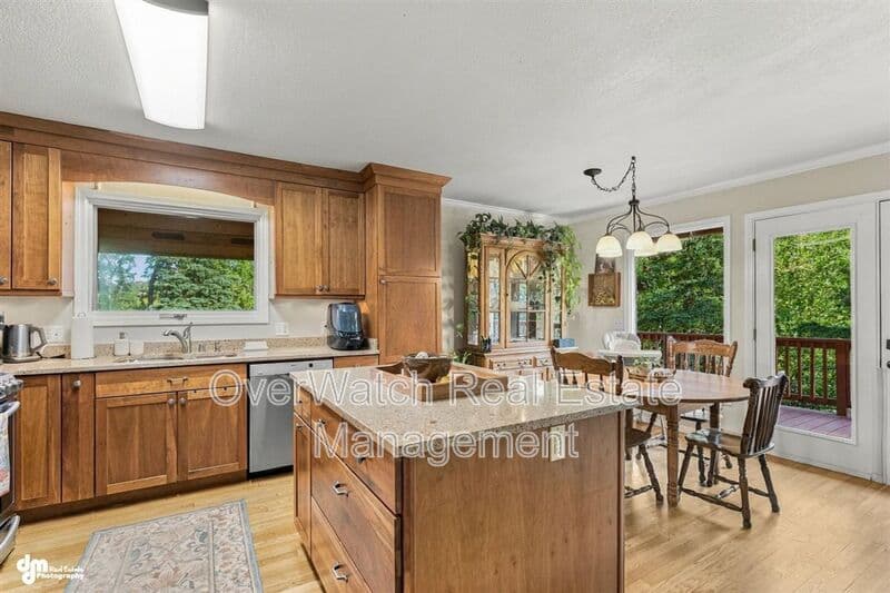 Eagle River House: 10610 High Bluff Dr