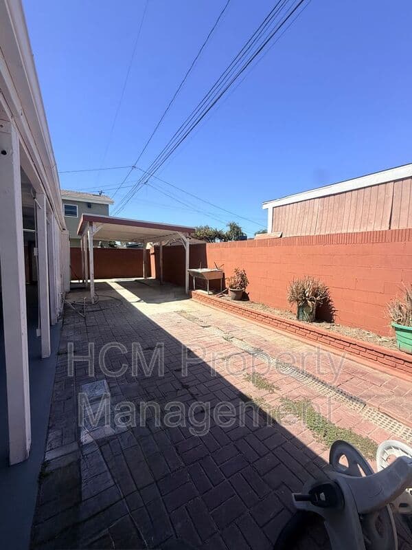 Long Beach House: 2605 E. Washington St.