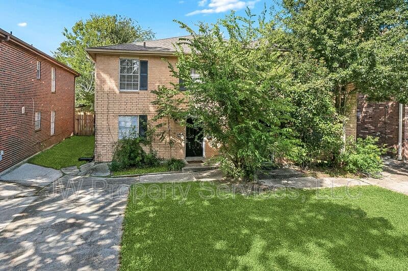 Metairie House: 2512-2514 Caswell Ln
