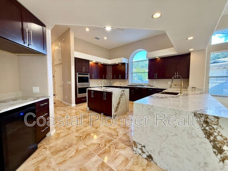 Largo House: 10334 Longwood Dr