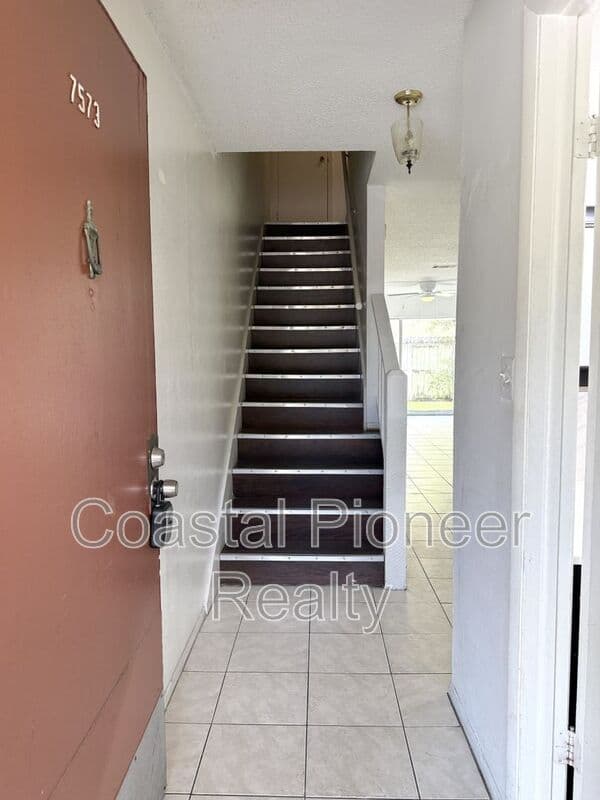 Tampa Townhome: 7573 Abonado R