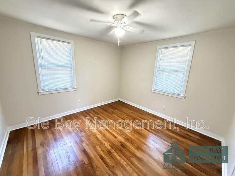 Mobile House: 4650 Rosewood Dr