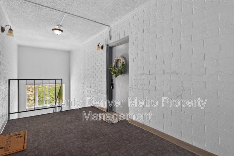 Golden Condo: 1400 Golden Circle