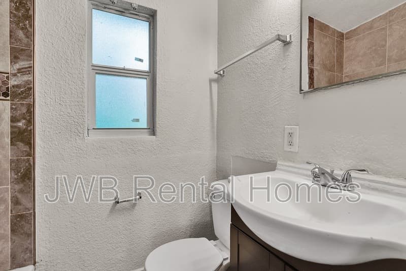 Jacksonville House: 2608 Larkspur Ave