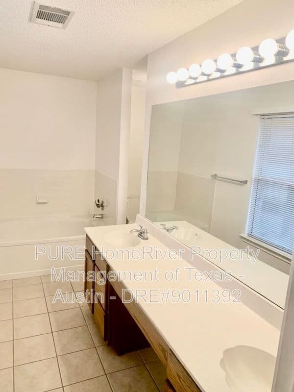 Cedar Park House: 1614 Paper Moon Dr