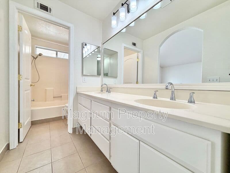 Murrieta House: 25167 Parkcrest Dr