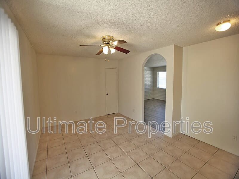Glendale House: 6043 N 71st Ln