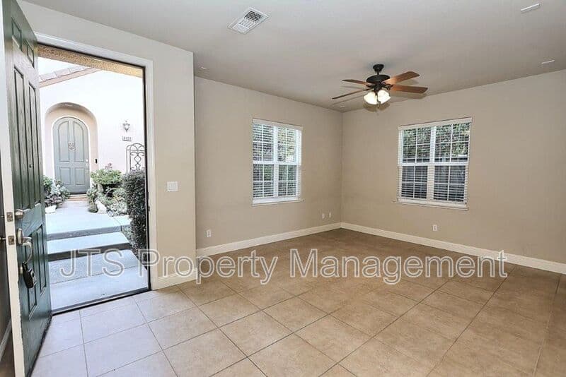 Orangevale House: 9041 Crescenda Lane