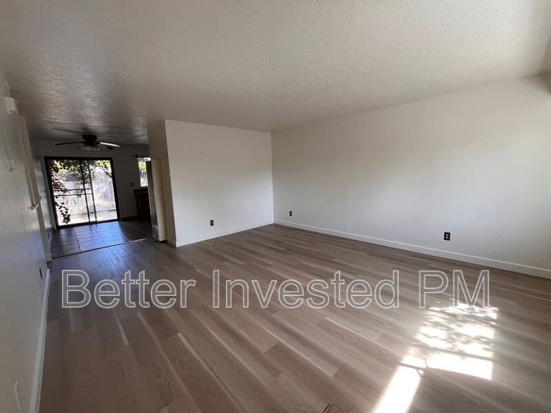 Healdsburg Condo: 427 North St