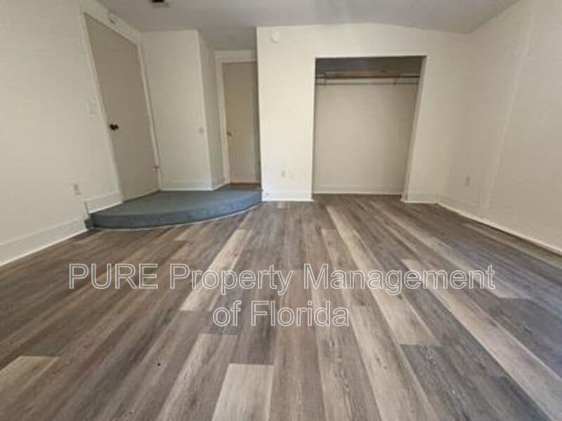 Ocala House: 595 NW 100th St