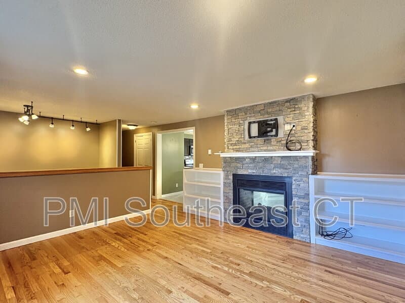 Mystic House: 250 Capstan Ave