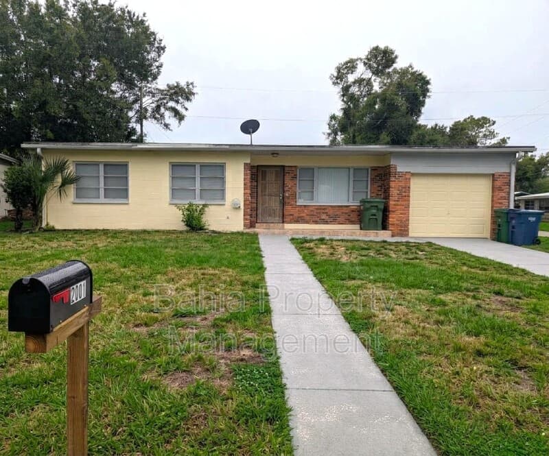 Tampa House: 2001 E Robson St