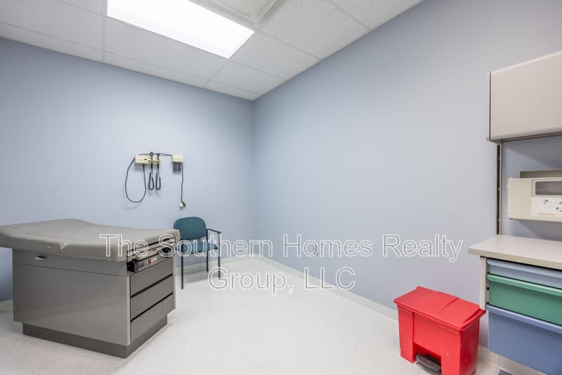 Etowah House: 305 Grady Road - 1