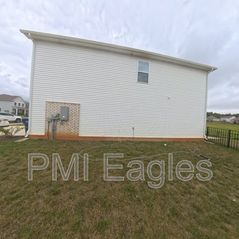 Clarksville House: 827 Moray Lane