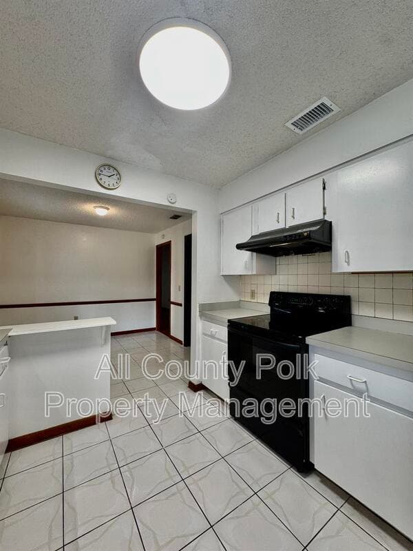 Lakeland House: 3919 Lehman Ct
