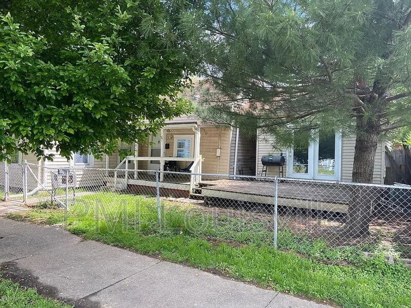 Louisville House: 451 N 25th St MK