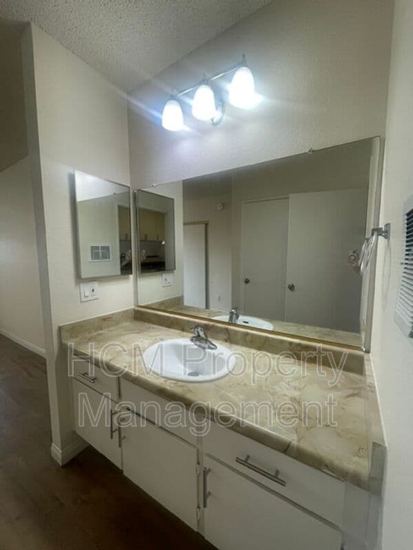 North Hollywood House: 8240 Whitsett Ave