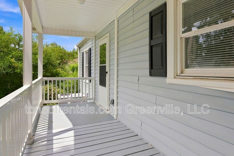 Greenville House: 8 Pacific Ave