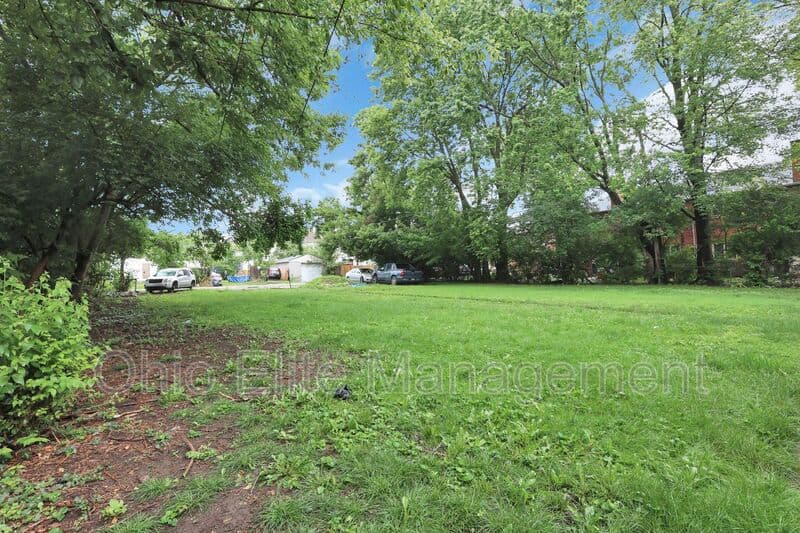 Columbus House: 53 S Burgess Ave