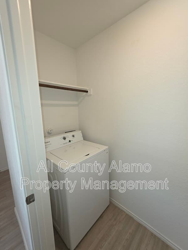 Von Ormy House: 5702 Repeating Wy