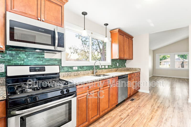 Mount Holly House: 213 Cardinal Lane
