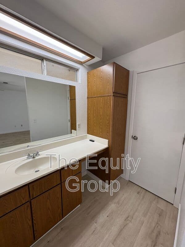 Visalia House: 2324 West Delta Ave
