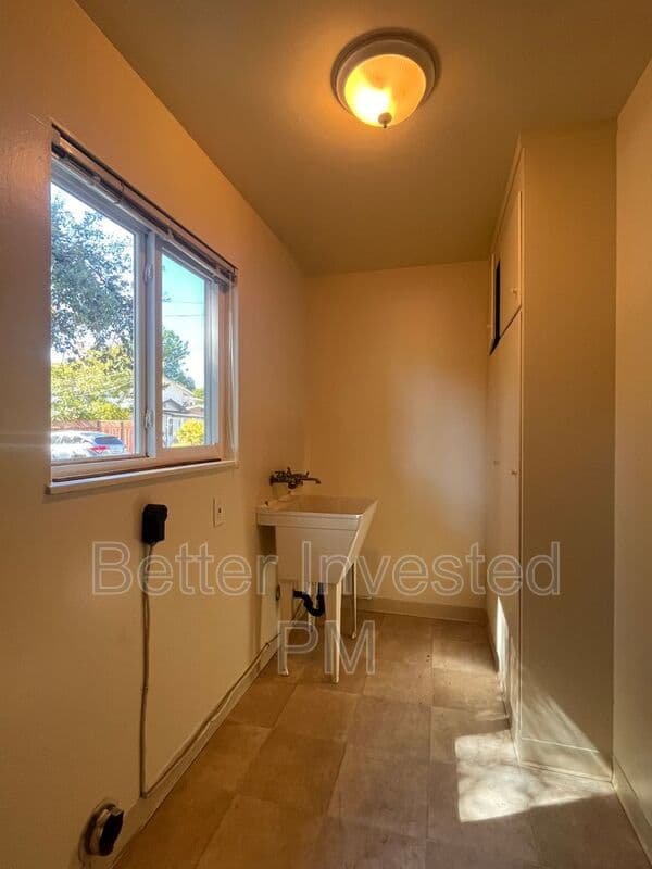 Santa Rosa House: 925 Beaver Ln