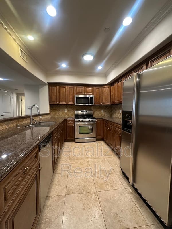 North Hollywood Condo: 10921 Whipple Street