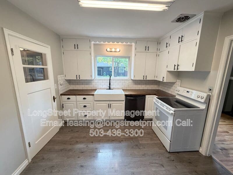 Salem House: 390 23rd St SE