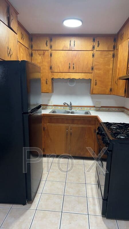Fayetteville House: 210 S Hill Ave