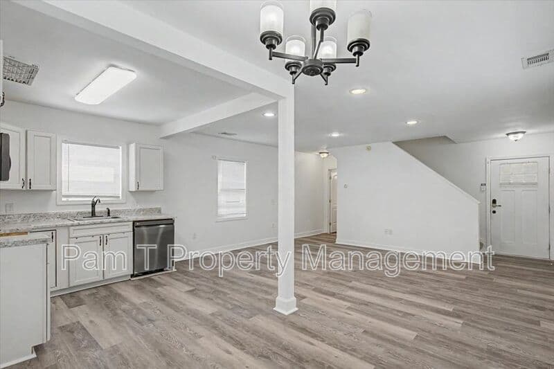 Savannah House: 1200 E 37th St