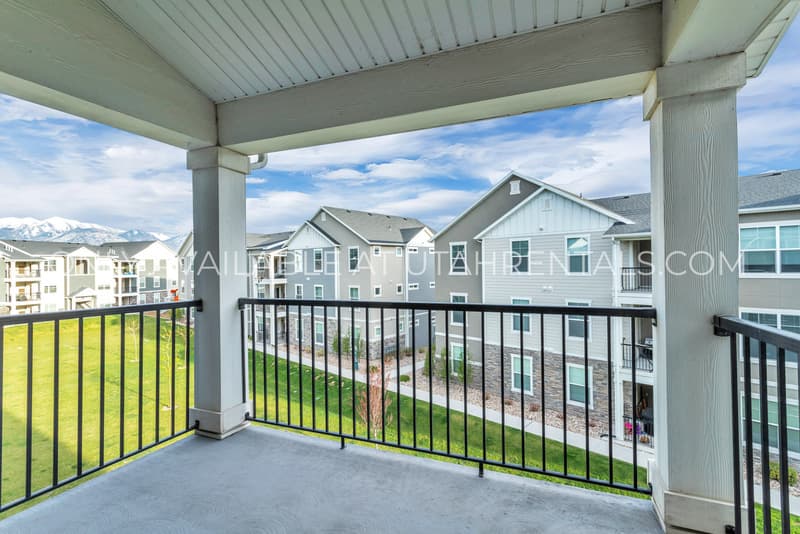 Vineyard Condo: 42 W Silver Springs Dr