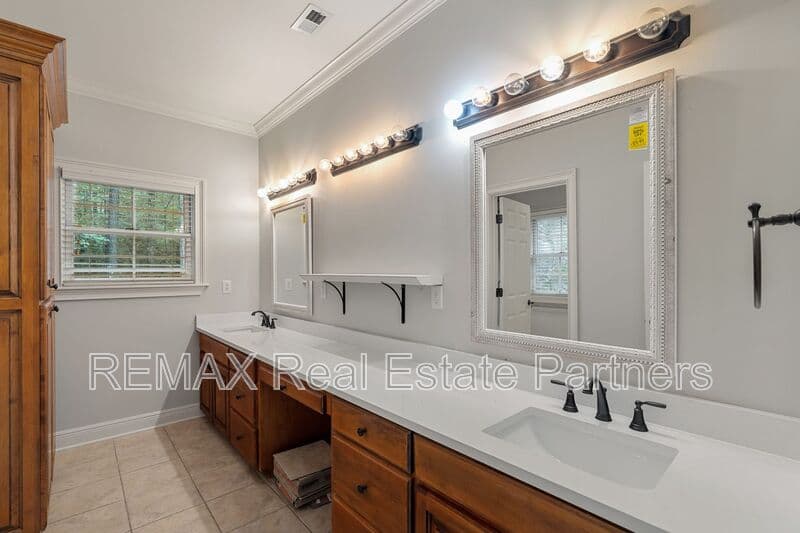 Sumrall House: 107 Raybourn Rd