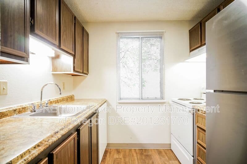 Portland Condo: 14142 NE Sandy Blvd