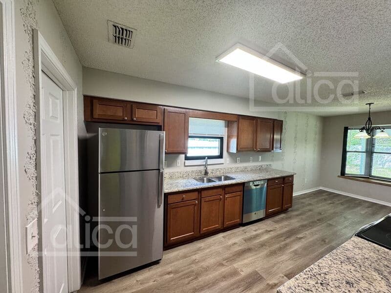 Orange Park House: 1959 Sussex Dr N