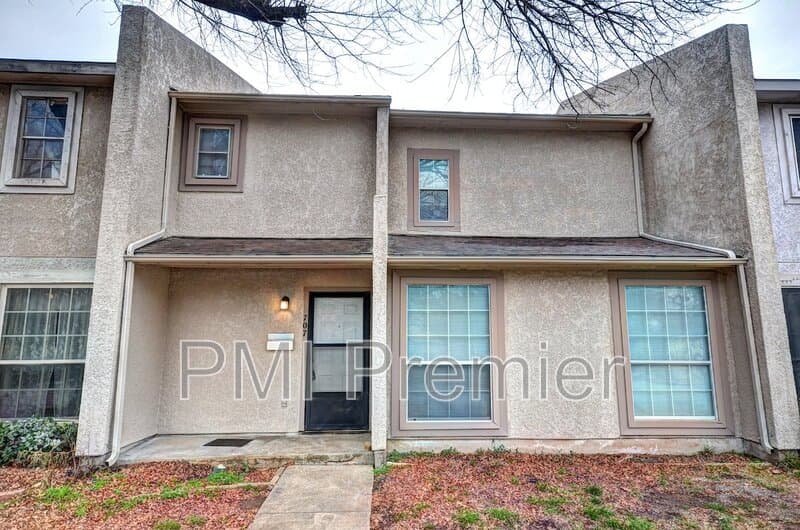 Irving Townhome: 707 E Shady Grove Rd