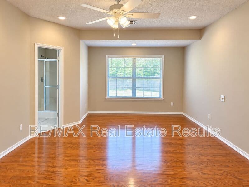 Bentonville House: 306 Old Forge Dr