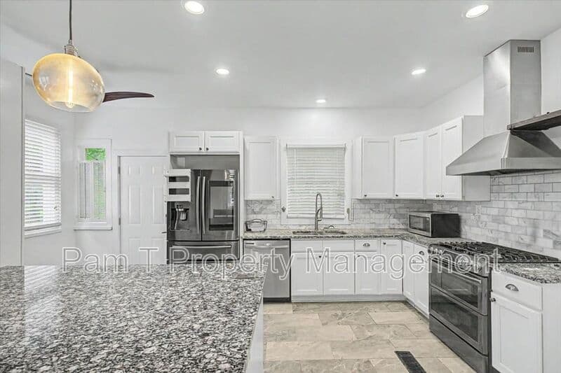 Savannah House: 1118 E Duffy St